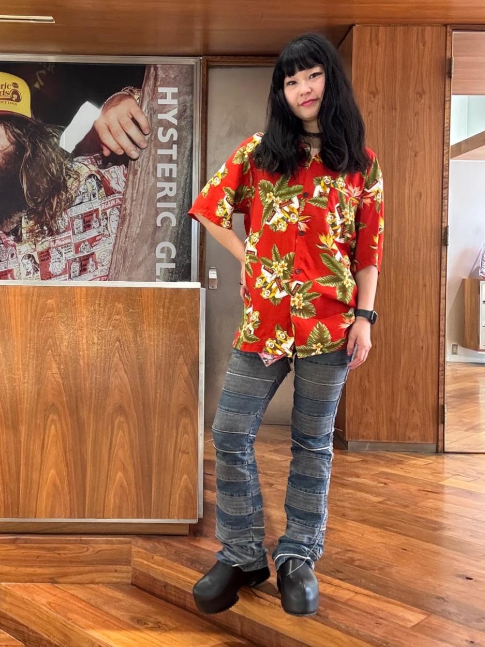 「ヒステリックグラマー、HYSTERIC GLAMOUR、シャツ 、デニム 」｜「HYSTERIC GLAMOURのスクラッチフレアデニムパンツ（デニムパンツ、ブルー系）」を使った、fukuchanさん（レディース・154cm）の夏コーディネートの1枚目の写真