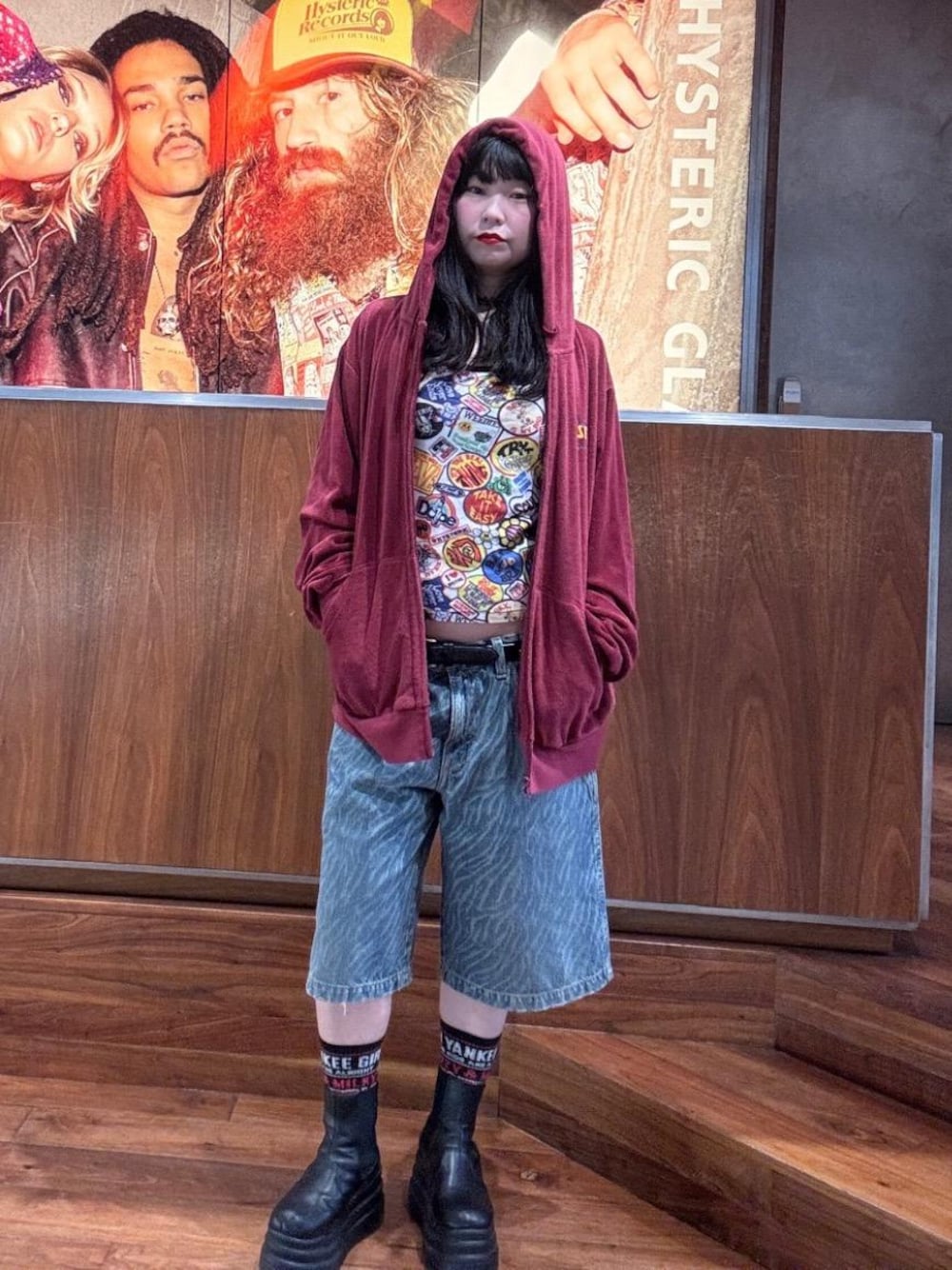 「パーカー、ヒステリックグラマー、HYSTERIC GLAMOUR、デニム 」｜「HYSTERIC GLAMOURのBAD ASS MAMA刺繍 パーカー（パーカー、レッド系）」を使った、fukuchanさん（レディース・154cm）の夏コーディネートの1枚目の写真