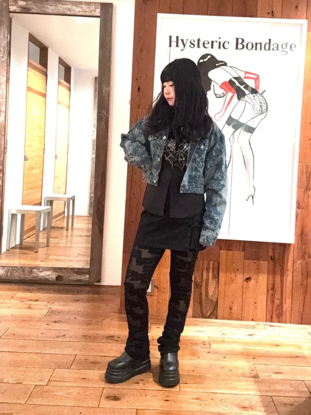 ブラック系のその他パンツ、ブラック系のシャツ/ブラウス、ブラック系のデニムスカートを着用したレディースの秋コーディネートの1枚目の写真