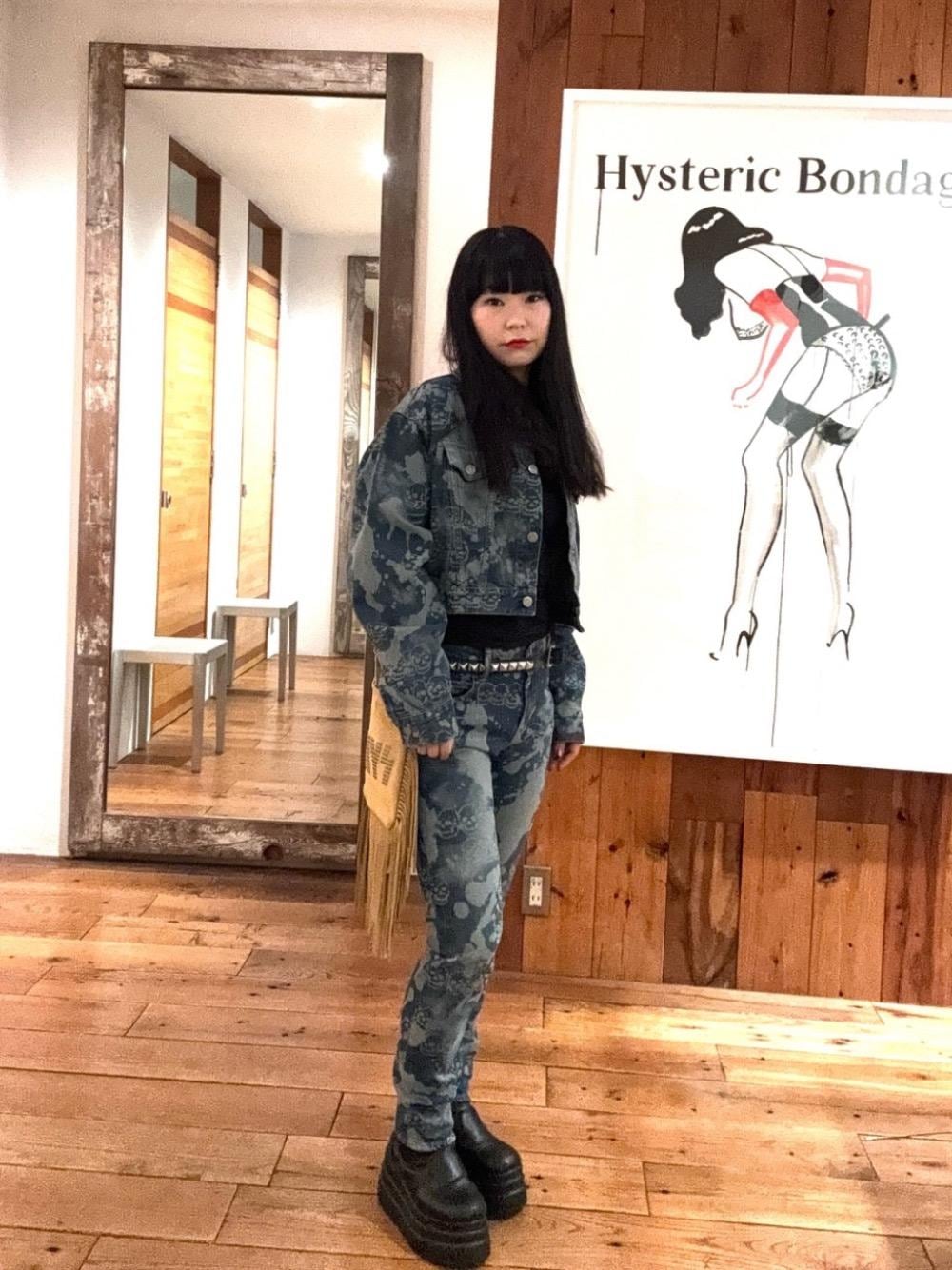 ブルー系のデニムジャケット、ブルー系のデニムパンツ、ベージュ系のショルダーバッグを着用したレディースの秋コーディネートの1枚目の写真