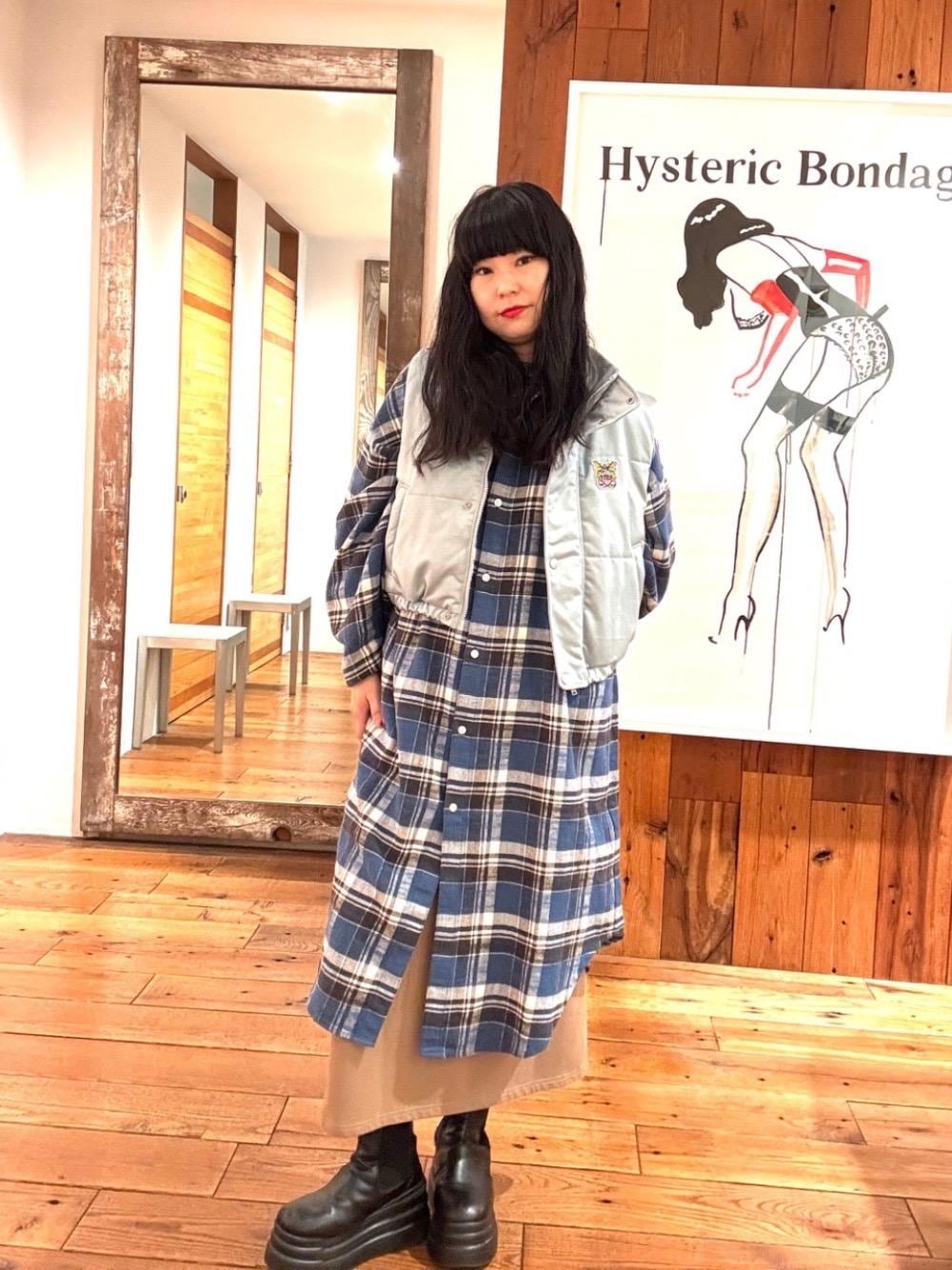 ベージュ系のTシャツ/カットソー、ブラウン系のワンピース、ブルー系のワンピースを着用したレディースの秋コーディネートの1枚目の写真