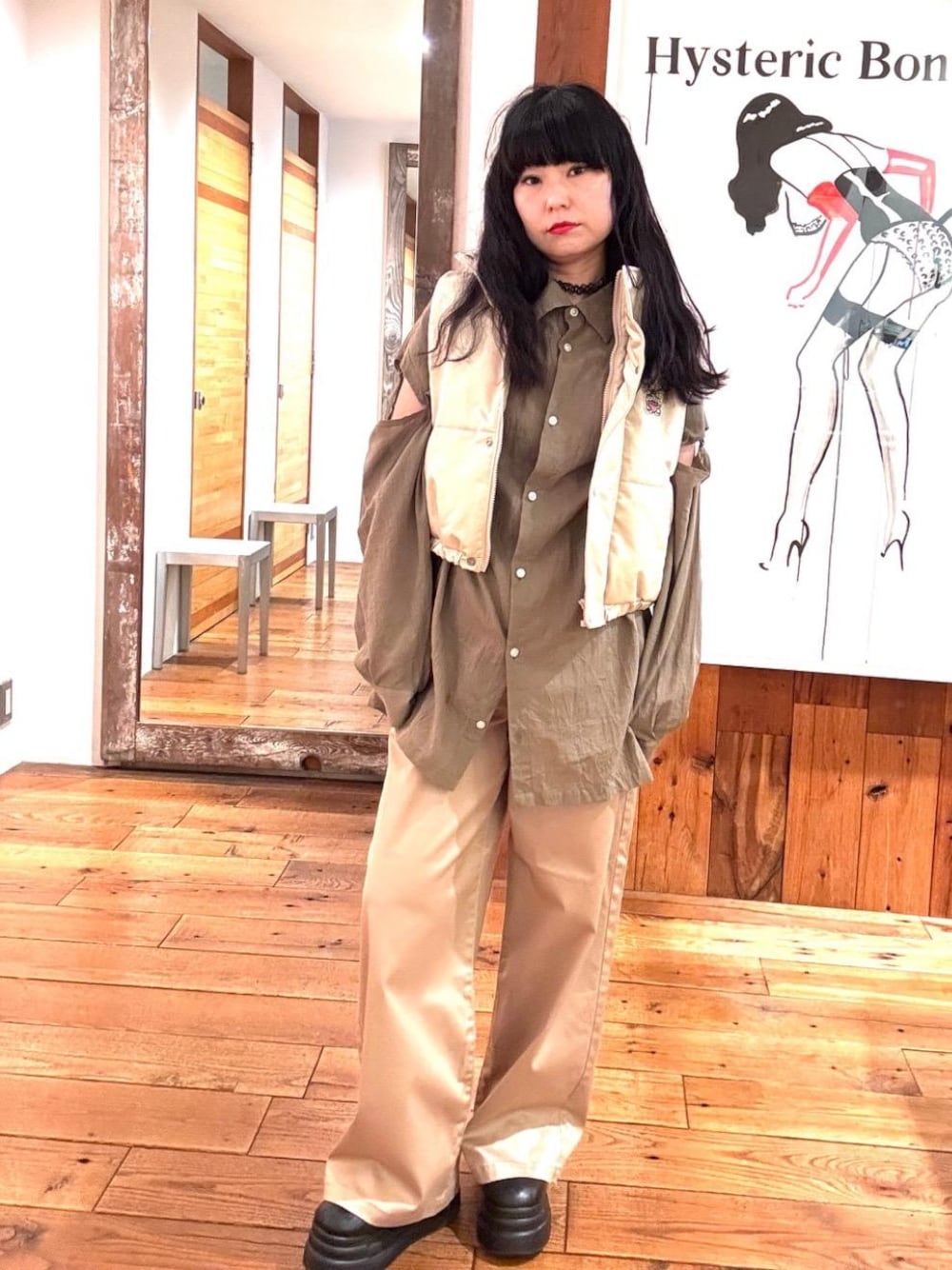 グリーン系のシャツ/ブラウス、ベージュ系のその他パンツ、ベージュ系のベストを着用したレディースの秋コーディネートの1枚目の写真