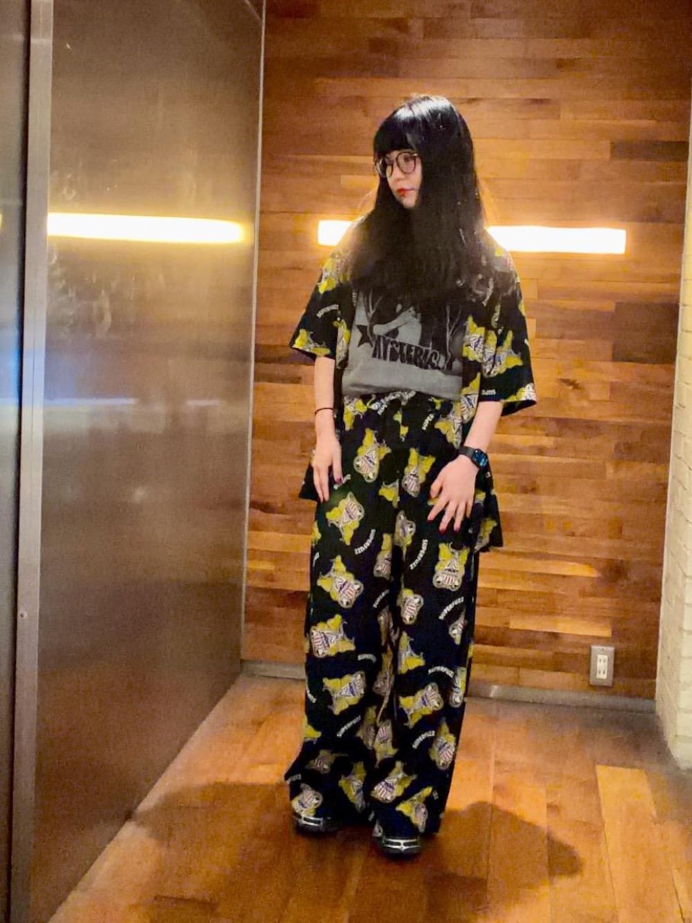 グレー系のTシャツ/カットソー、ブラック系のその他パンツ、ブラック系のシャツ/ブラウスを着用したレディースの夏コーディネートの1枚目の写真