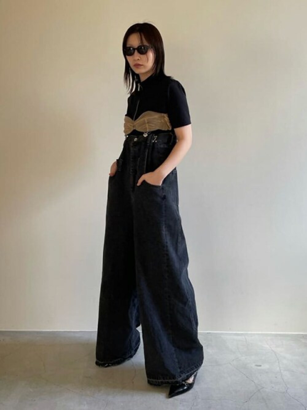 「サロペット、prankproject、プランクプロジェクト」｜「PRANK PROJECTのクロップドジップジャージートップ / Cropped Jersey Top（Tシャツ/カットソー、ブラック系）」を使った、PRANK PROJECTさん（レディース・162cm）の夏コーディネートの1枚目の写真
