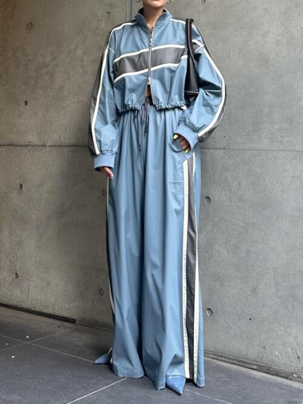 「prankproject、プランクプロジェクト」｜「PRANK PROJECTの【23AUTUMN先行予約商品】フェイクレザートラックブルゾン / Synthetic Leather Track Blouson（ブルゾン、ブルー系）」を使った、PRANK PROJECTさん（レディース・164cm）の夏コーディネートの1枚目の写真
