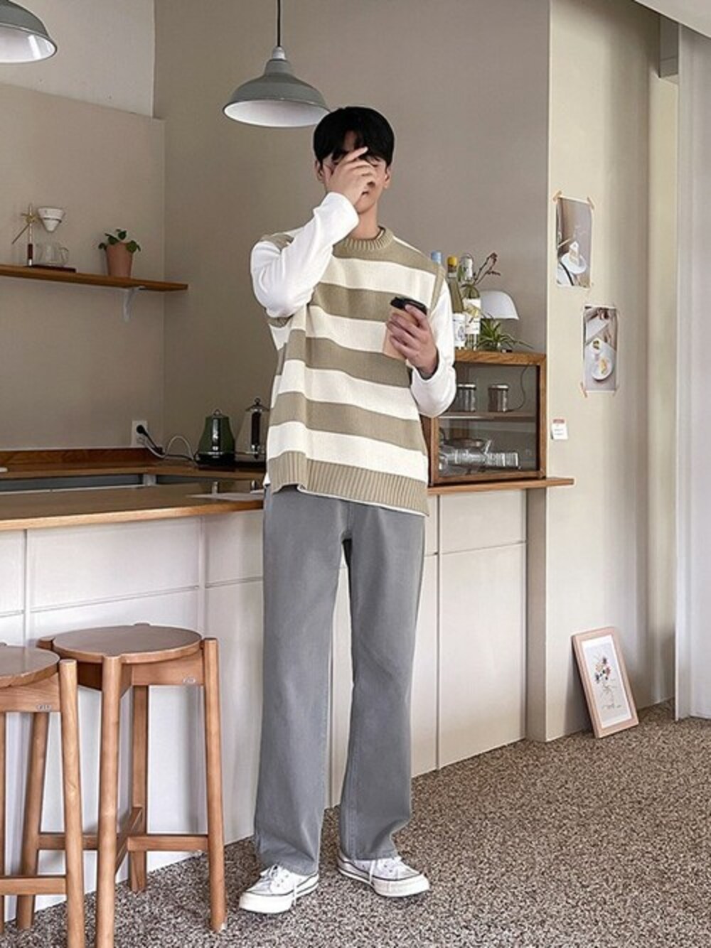 ベージュ系のベストを着用したメンズの夏コーディネートの1枚目の写真