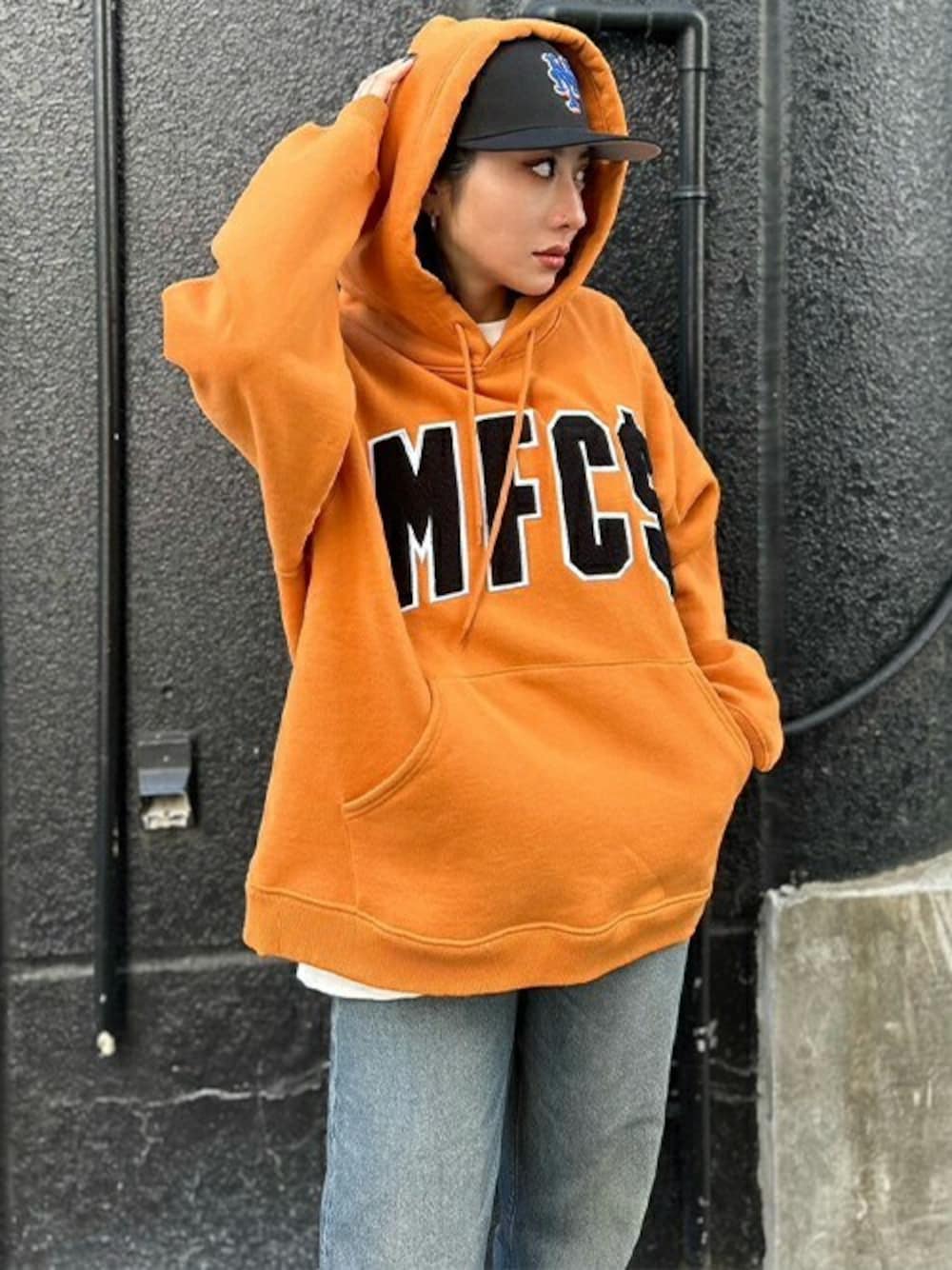 「スウェット、デニム、パーカー、ストリート、NEW ERA、プルオーバーパーカー、フーディー、メンズコーデ、MFCSTORE、MFC STORE」｜「MFC STOREのMFC STORE "MFC$" ARCH LOGO HOODIE（パーカー、イエロー系）」を使った、MFC STORE 原宿さん（レディース・160cm）の春コーディネートの1枚目の写真