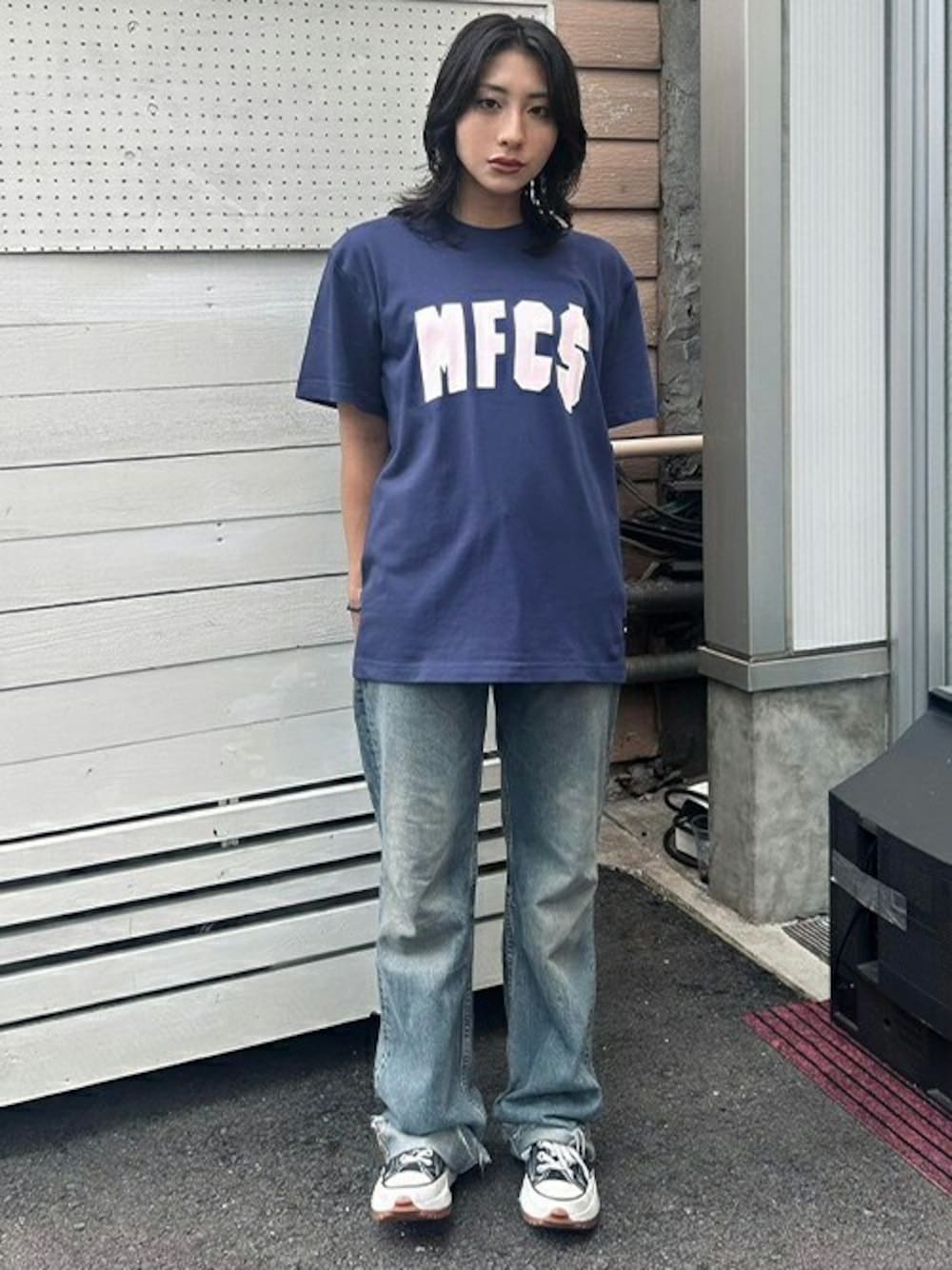 「ロゴT、Tシャツ、ストリート、デニムパンツ、インディゴ、シンプルスタイル、メンズコーデ、MFCSTORE、MFC STORE」｜「MFC STOREのMFC STORE ARCH LOGO S/S TEE（Tシャツ/カットソー、ブルー系）」を使った、MFC STORE 原宿さん（レディース・160cm）の秋コーディネートの1枚目の写真