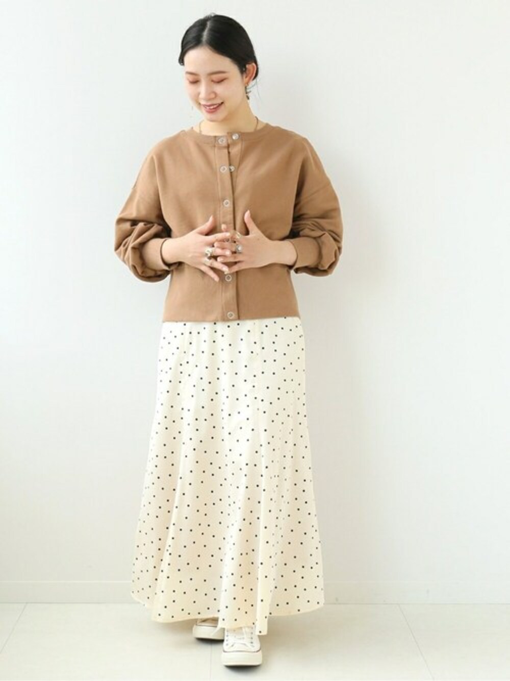 ブラウン系のTシャツ/カットソー、ホワイト系のスカートを着用したレディースの春コーディネートの1枚目の写真