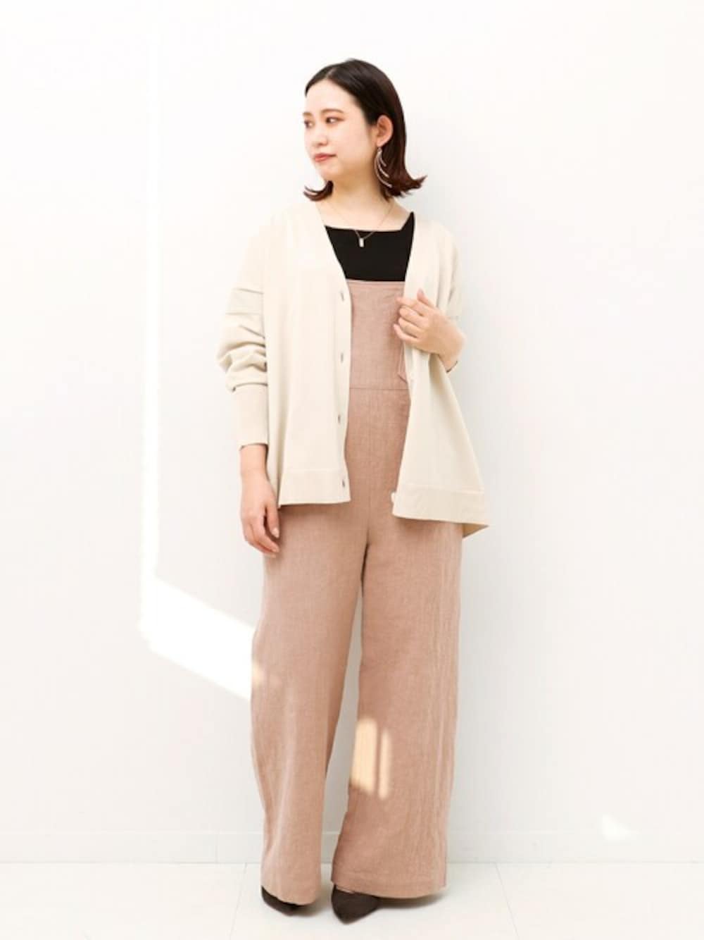 ピンク系のサロペット/オーバーオールを着用したレディースの春コーディネートの1枚目の写真