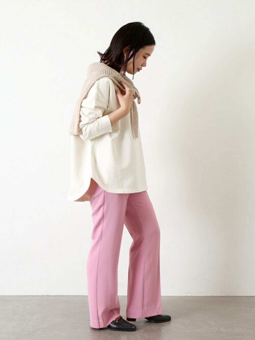 ホワイト系のスウェット、ピンク系のその他パンツ、ベージュ系のニット/セーターを着用したレディースの春コーディネートの1枚目の写真