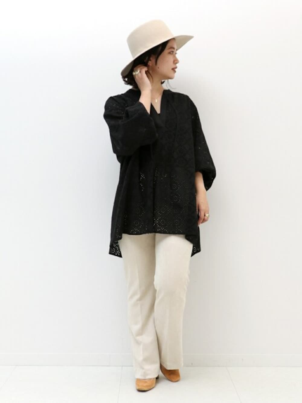 ブラック系のシャツ/ブラウス、ホワイト系のその他パンツを着用したレディースの春コーディネートの1枚目の写真