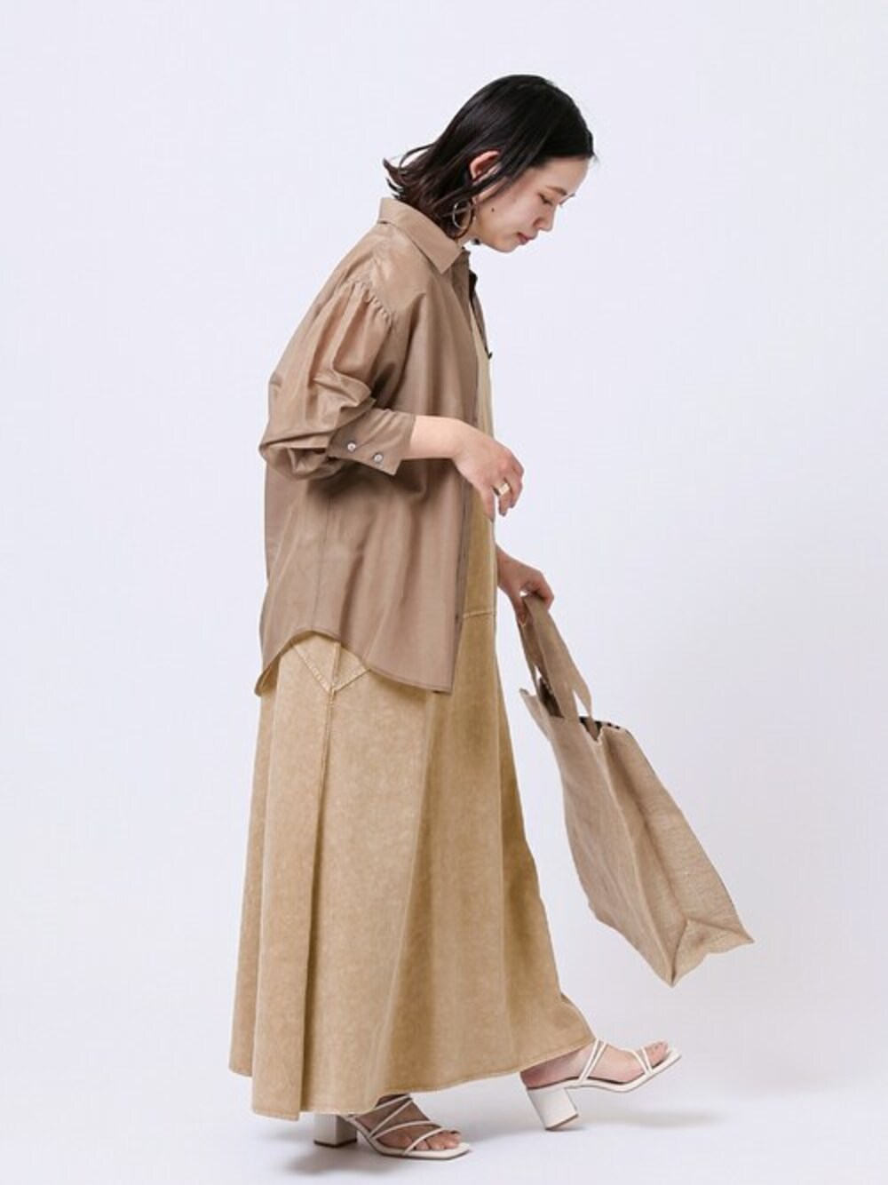 ブラック系のトートバッグ、ブラウン系のシャツ/ブラウスを着用したレディースの春コーディネートの1枚目の写真