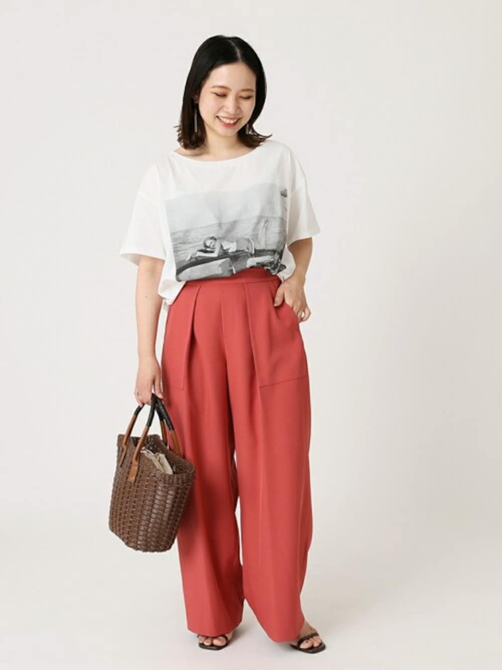 「カラーパンツ、レッド、プチプラ、B.C STOCK、プチプラコーデ、春夏コーデ、低身長、低身長コーデ、フォトT、カラー×コーデ」｜「Simpliciteのベイカー タックパンツ◆（スラックス、レッド系）」を使った、asakoさん（レディース・153cm）の春コーディネートの1枚目の写真