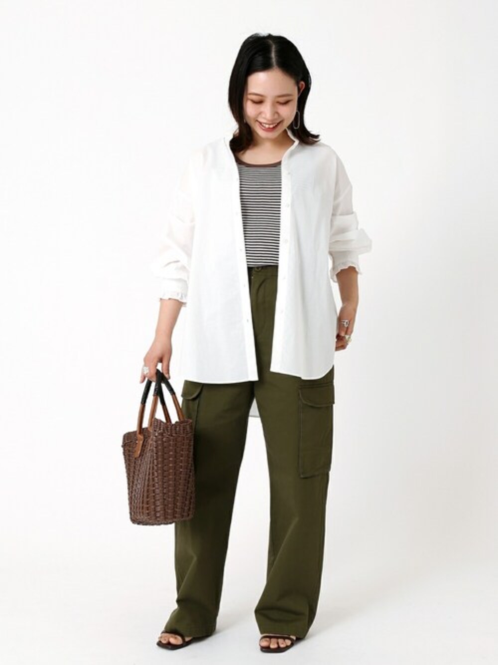 ホワイト系のシャツ/ブラウス、ブラウン系のTシャツ/カットソーを着用したレディースの春コーディネートの1枚目の写真