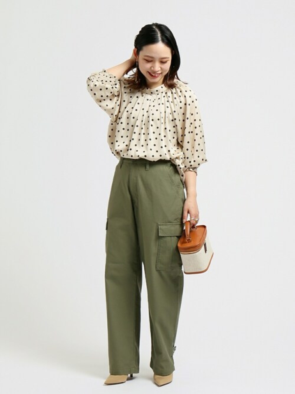「ブラウス、ミリタリー、カーゴパンツ、プチプラ、B.C STOCK、プチプラコーデ、低身長、低身長コーデ、30代、30代コーデ」｜「Simpliciteのドットシャーリングブラウス◆（シャツ/ブラウス、ベージュ系）」を使った、asakoさん（レディース・153cm）の夏コーディネートの1枚目の写真