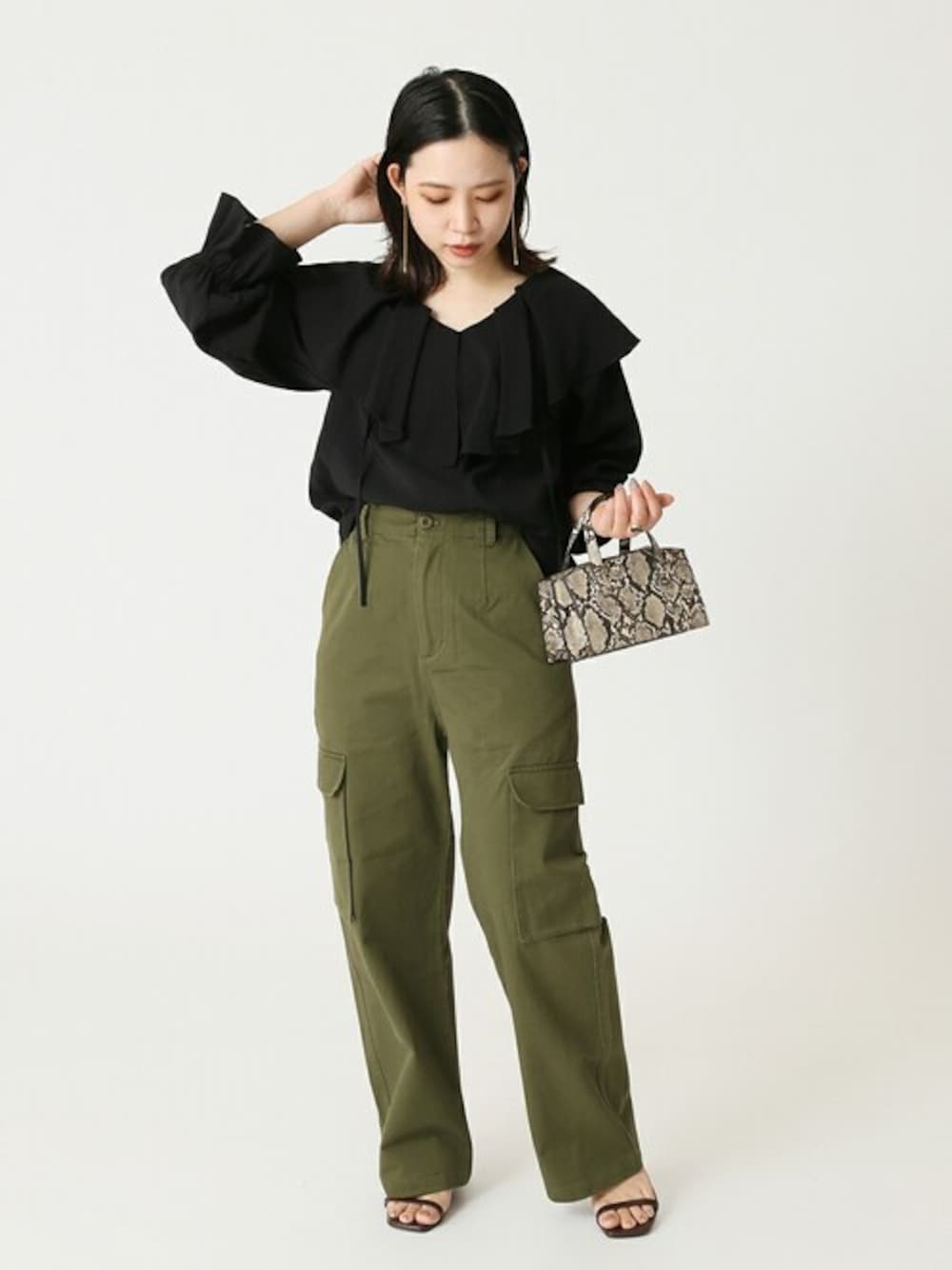「ブラウス、フリル、カーゴパンツ、プチプラ、B.C STOCK、きれいめカジュアル、プチプラコーデ、低身長、低身長コーデ、30代」｜「B.C STOCKの2WAYラッフルブラウス◆（シャツ/ブラウス、ブラック系）」を使った、asakoさん（レディース・153cm）の夏コーディネートの1枚目の写真