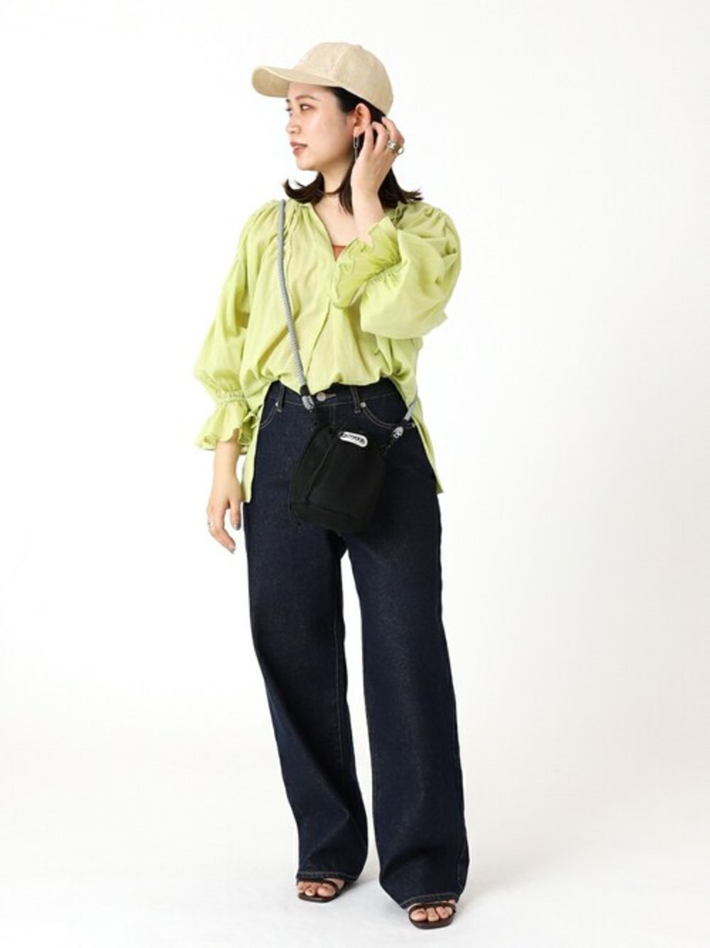 グリーン系のシャツ/ブラウス、ブルー系のデニムパンツ、ホワイト系のキャップを着用したレディースの夏コーディネートの1枚目の写真