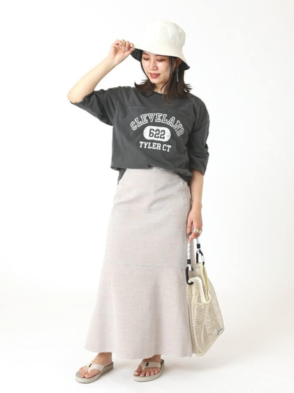 グレー系のTシャツ/カットソー、ホワイト系のサンダル、ホワイト系のスカートを着用したレディースの夏コーディネートの1枚目の写真