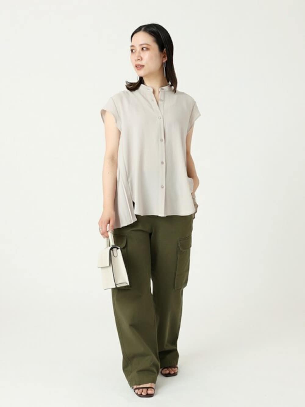 ベージュ系のシャツ/ブラウス、グリーン系のその他パンツ、ホワイト系のショルダーバッグを着用したレディースの夏コーディネートの1枚目の写真