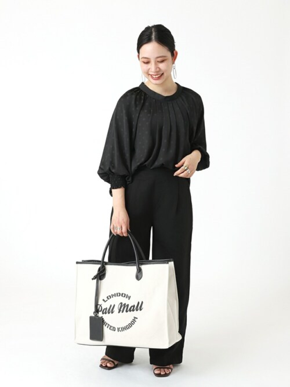 ブラック系のシャツ/ブラウス、ブラック系のその他パンツ、ブラック系のトートバッグを着用したレディースの夏コーディネートの1枚目の写真