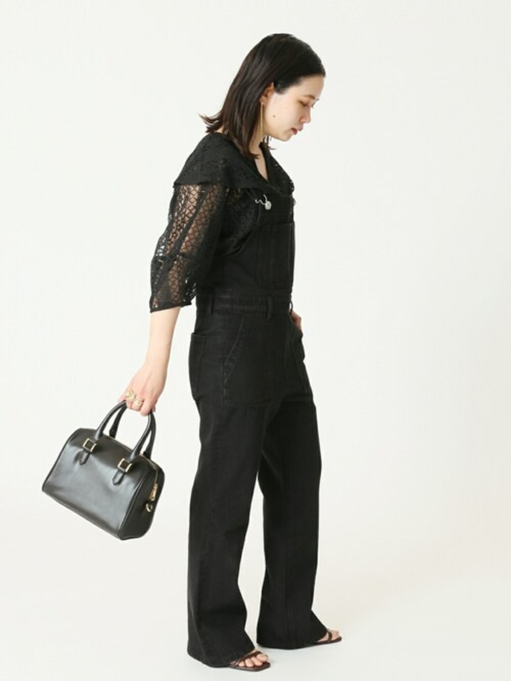 ブラック系のシャツ/ブラウス、ブラック系のサロペット/オーバーオール、ブラック系のボストンバッグを着用したレディースの夏コーディネートの1枚目の写真