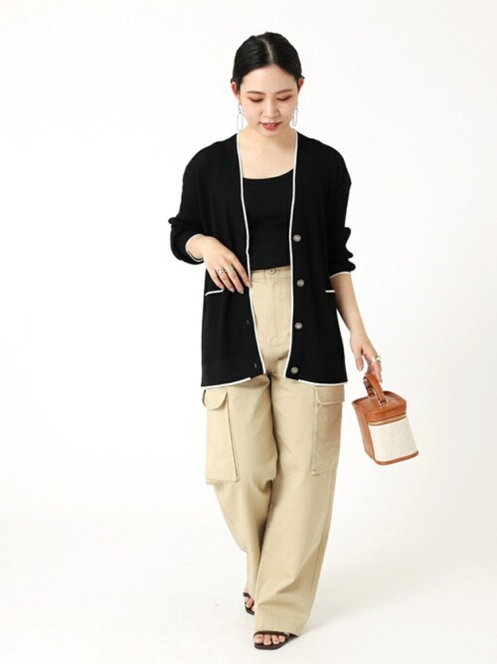 ブラック系のカーディガン/ボレロ、ベージュ系のその他パンツ、ブラウン系のショルダーバッグを着用したレディースの夏コーディネートの1枚目の写真