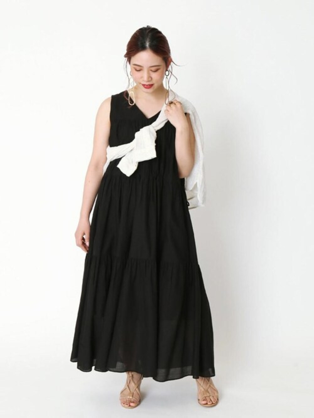ブラック系のワンピースを着用したレディースの夏コーディネートの1枚目の写真
