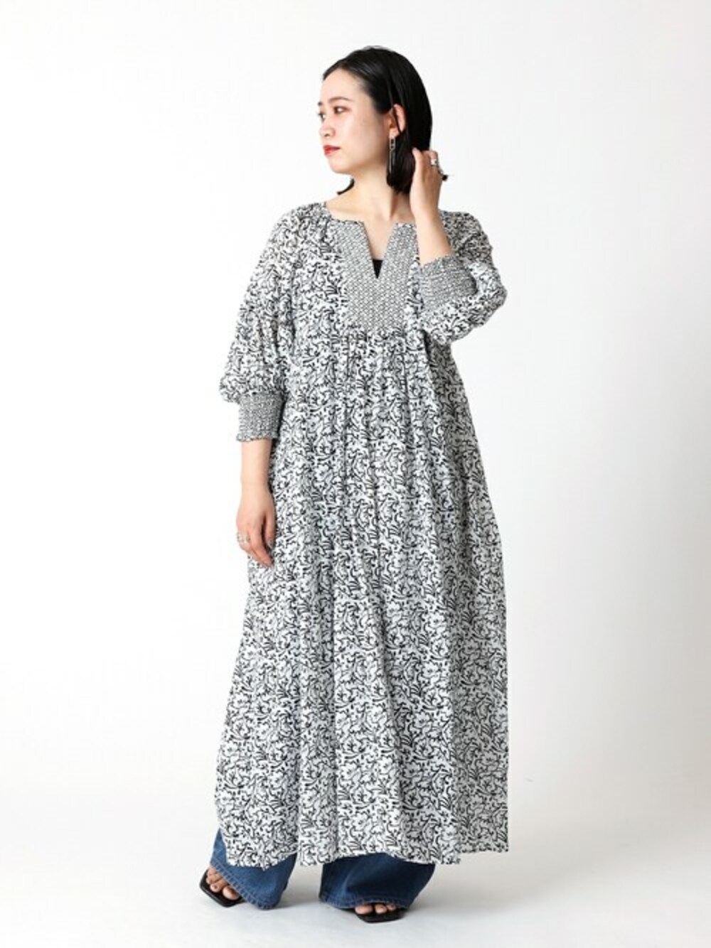 ホワイト系のワンピースを着用したレディースの夏コーディネートの1枚目の写真