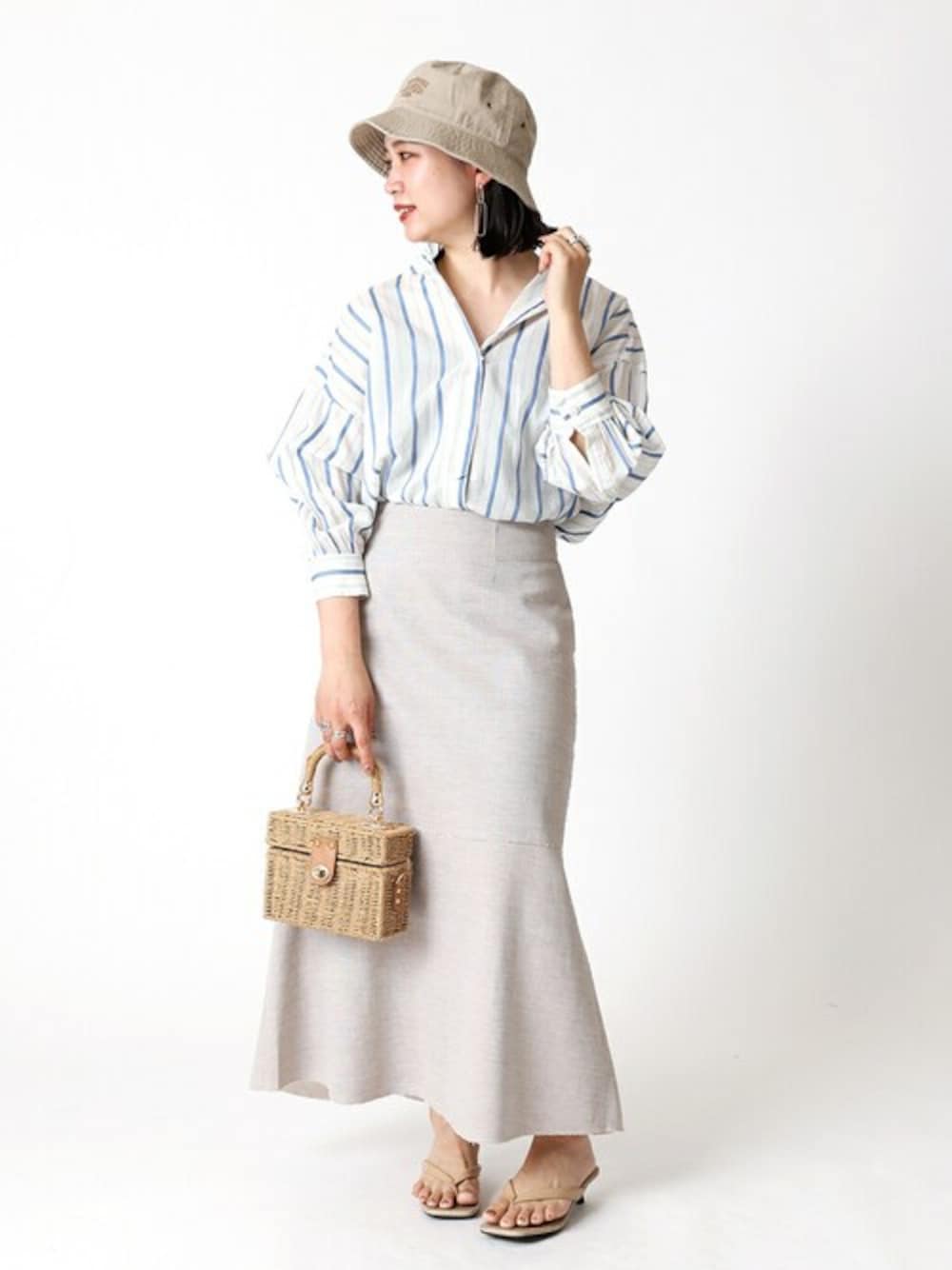 ブルー系のシャツ/ブラウス、ホワイト系のスカート、ベージュ系のハットを着用したレディースの夏コーディネートの1枚目の写真