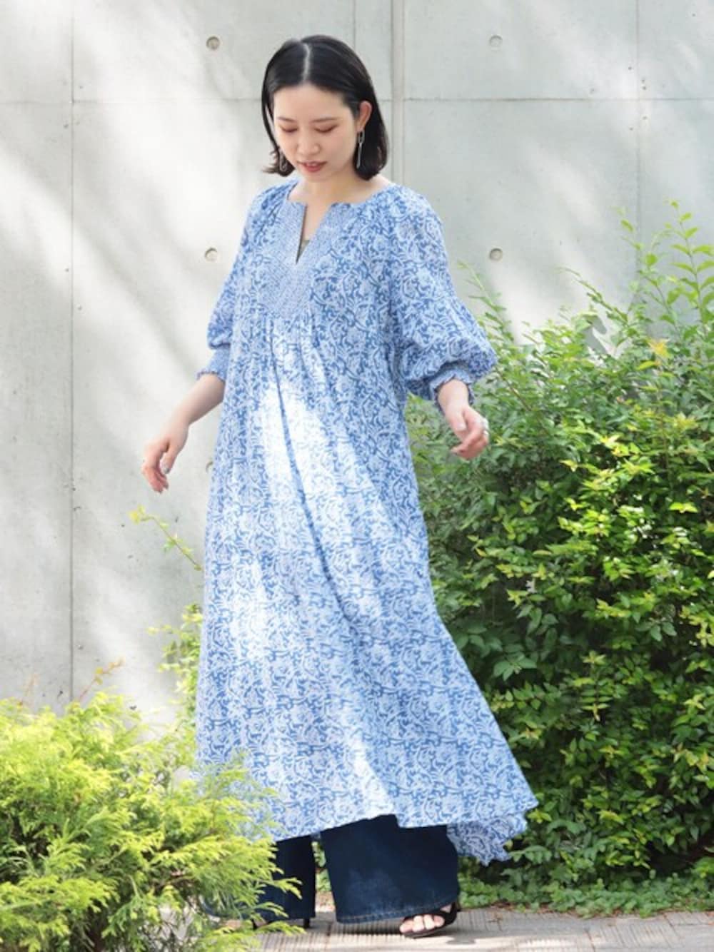 ブルー系のワンピース、ブルー系のデニムパンツを着用したレディースの夏コーディネートの1枚目の写真