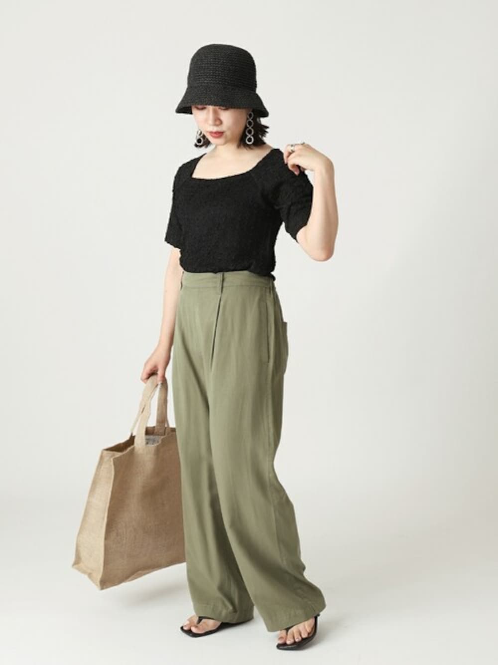 ブラック系のTシャツ/カットソー、グリーン系のその他パンツ、ブラック系のサンダルを着用したレディースの夏コーディネートの1枚目の写真