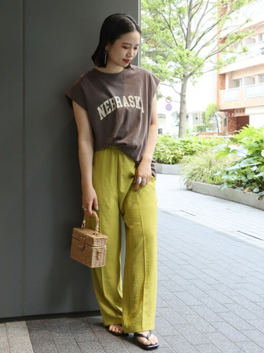 「ロゴT、イエロー、カラーパンツ、Tシャツ、プチプラ、B.C STOCK、プチプラコーデ、低身長、低身長コーデ、カラー×コーデ」｜「B.C STOCKのカレッジアーチロゴTシャツ（Tシャツ/カットソー、ブラック系）」を使った、asakoさん（レディース・153cm）の夏コーディネートの1枚目の写真