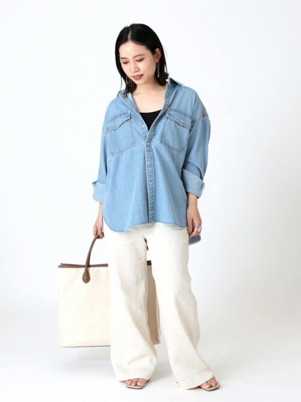 ブルー系のシャツ/ブラウス、ホワイト系のその他パンツ、ベージュ系のサンダルを着用したレディースの夏コーディネートの1枚目の写真