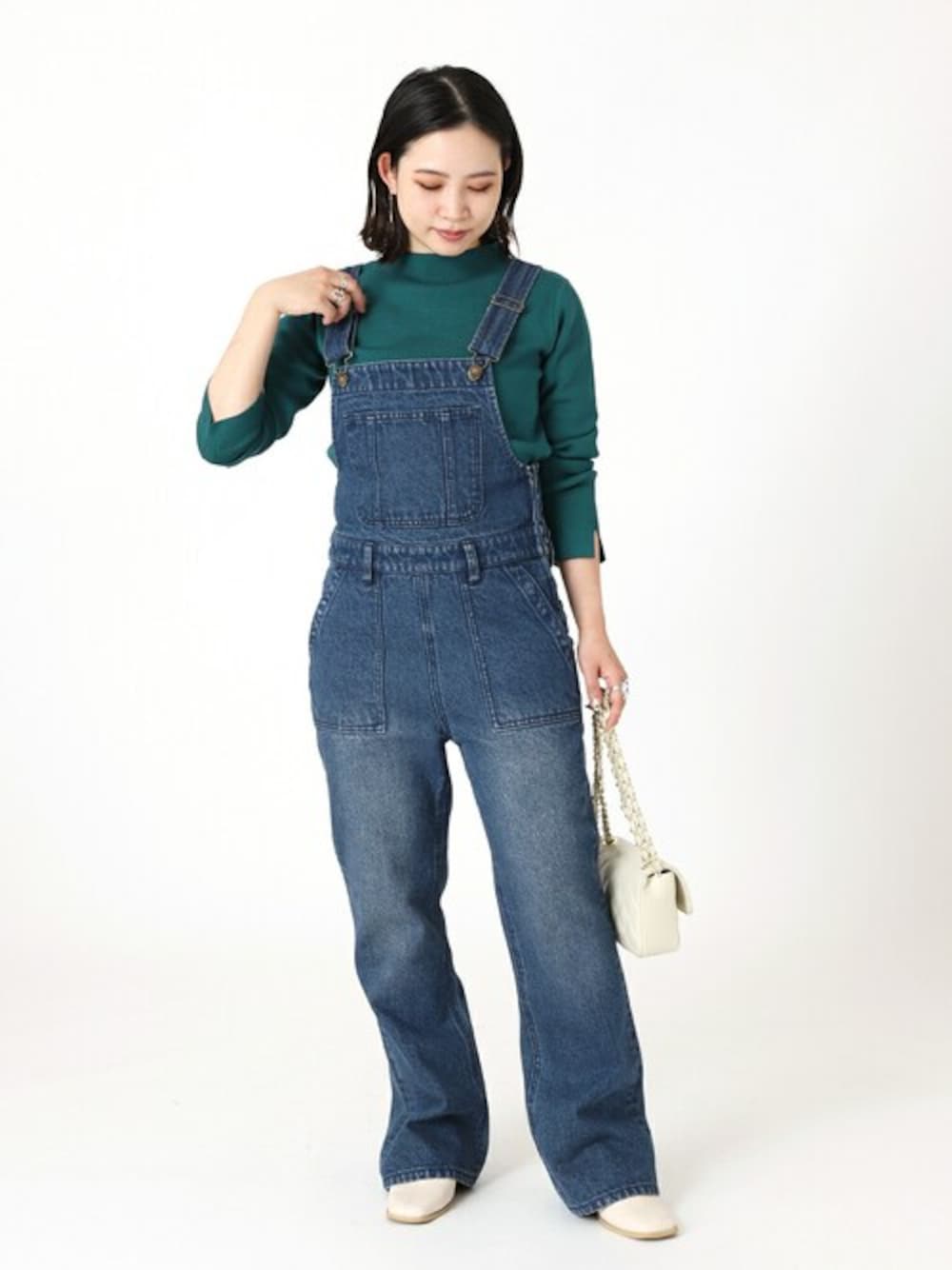 グリーン系のニット/セーター、ブルー系のサロペット/オーバーオールを着用したレディースの秋コーディネートの1枚目の写真