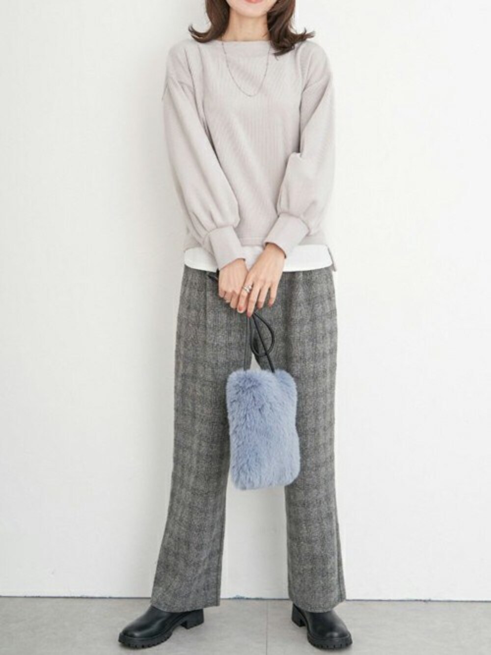 ベージュ系のTシャツ/カットソー、グレー系のその他パンツ、ブルー系のショルダーバッグを着用したレディースの冬コーディネートの1枚目の写真