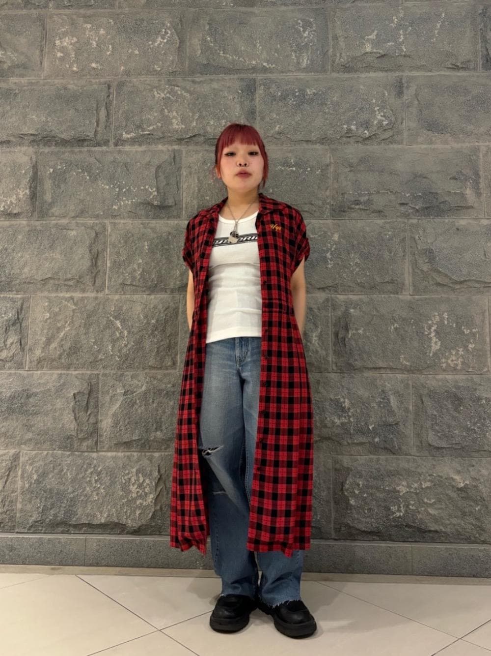 「デニム、ロック、赤、タンクトップ、チェックワンピース、バックプリント、ヒステリックグラマー、HYSTERIC GLAMOUR、シャツ 、ワンピ―ス」｜「HYSTERIC GLAMOURのSKULL APPLE ネックレス（ネックレス、ブラック系）」を使った、ニチさん（レディース・152cm）の夏コーディネートの1枚目の写真