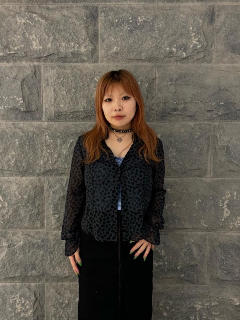 「デニム、ロック、アクセサリー、チョーカー、ヒステリックグラマー、秋コーデ、ピック、HYSTERIC GLAMOUR、シャツ 、スカート 」｜「HYSTERIC GLAMOURのフロントZIPタイトデニムスカート（デニムスカート、ブラック系）」を使った、ニチさん（レディース・152cm）の夏コーディネートの1枚目の写真