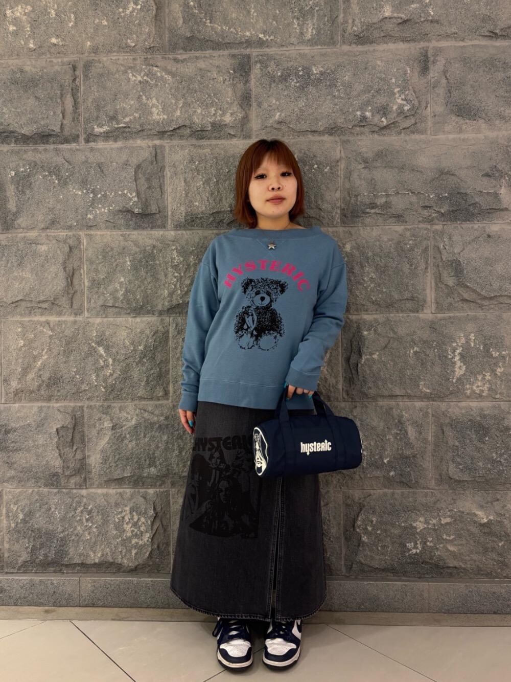 「スウェット、デニム、アメカジ、ストリート、オフショル、ラフコーデ、ヒステリックグラマー、秋コーデ、HYSTERIC GLAMOUR、スカート 」｜「HYSTERIC GLAMOURのHYSTERIC GIRLS スリットデニムロングスカート（スカート、ブラック系）」を使った、ニチさん（レディース・152cm）の秋コーディネートの1枚目の写真