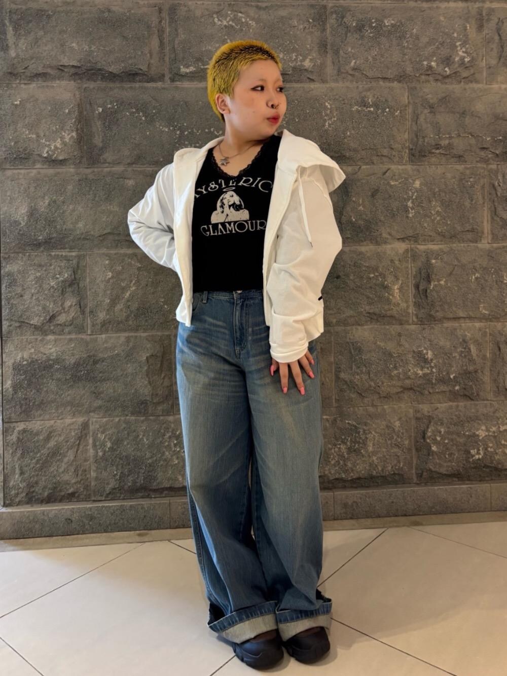 「デニム、アメカジ、パーカー、ロンT、ヒステリックグラマー、HYSTERIC GLAMOUR、ワイドパンツ 」｜「HYSTERIC GLAMOURのBORN TO LOSE ワイドパーカー（パーカー、グリーン系）」を使った、ニチさん（レディース・152cm）の冬コーディネートの1枚目の写真