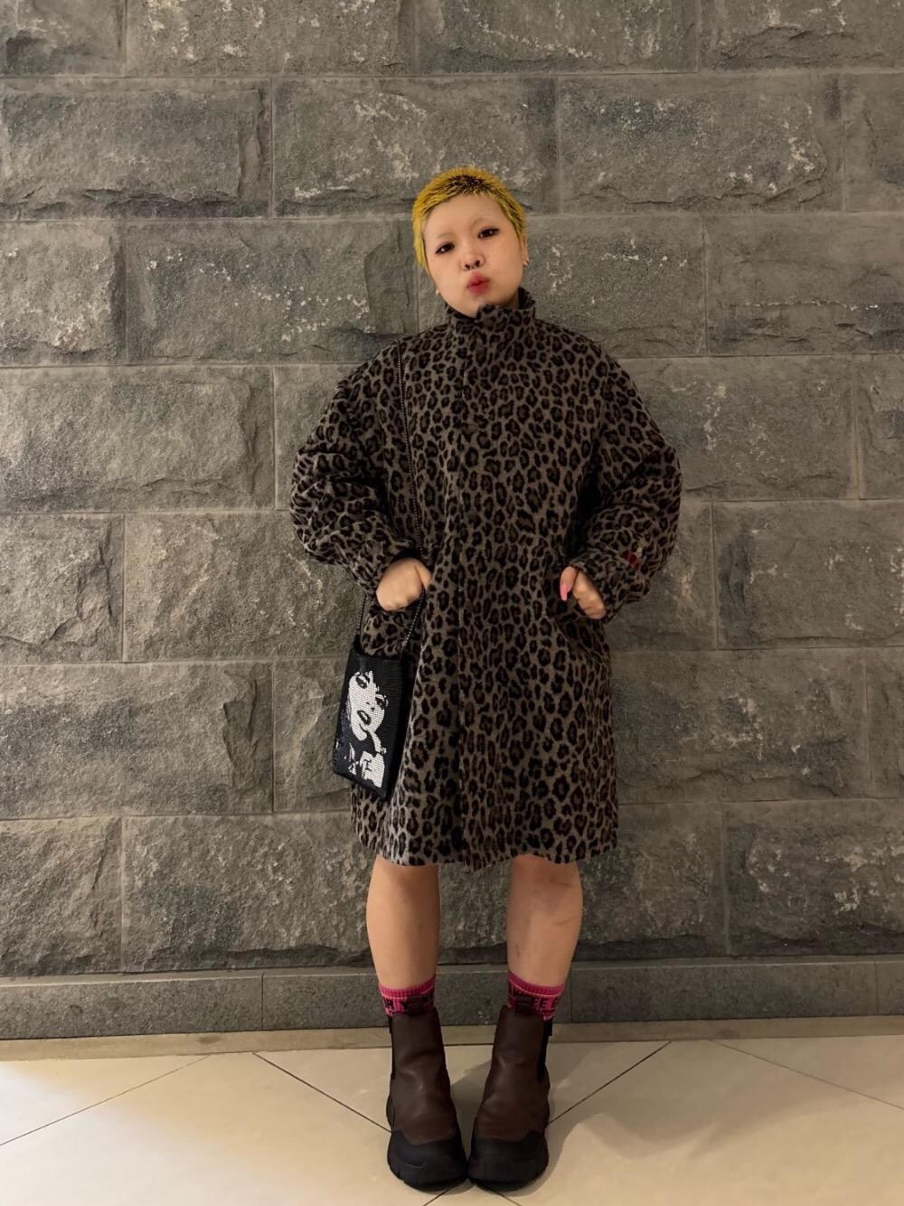 「コート、アメカジ、バッグ、アクセサリー、ヒステリックグラマー、秋コーデ、HYSTERIC GLAMOUR」｜「HYSTERIC GLAMOURのTEMPTATION GIRL メタルメッシュサコッシュ（ショルダーバッグ、ブラック系）」を使った、ニチさん（レディース・152cm）の冬コーディネートの1枚目の写真