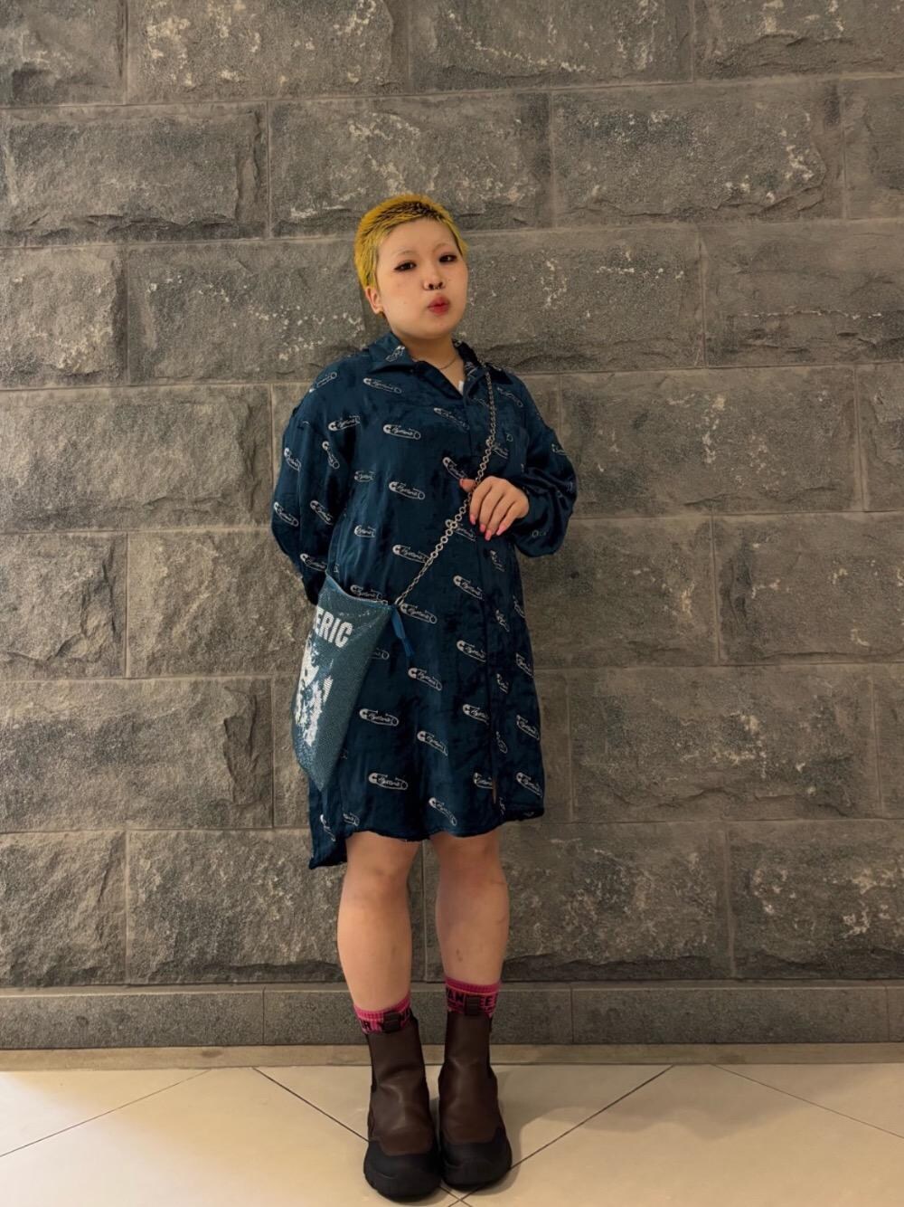 「アメカジ、バッグ、ストリート、アクセサリー、ヒステリックグラマー、HYSTERIC GLAMOUR、ワンピ―ス」｜「HYSTERIC GLAMOURのFLOWER TRAVELING メタルメッシュショルダーバッグ（ショルダーバッグ、ブルー系）」を使った、ニチさん（レディース・152cm）の冬コーディネートの1枚目の写真