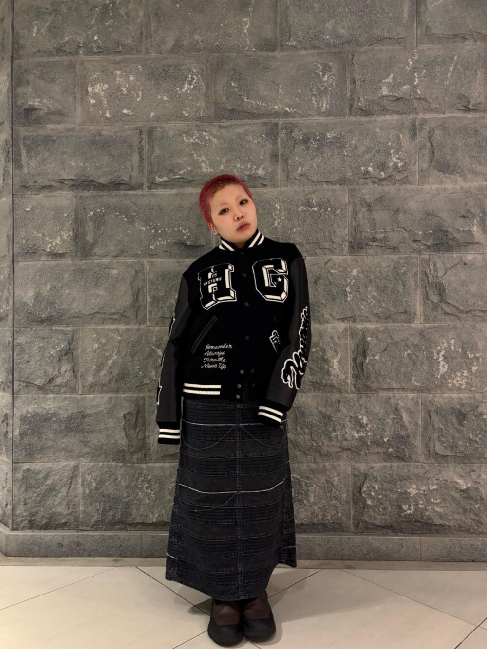 「アウター、レザー、アメカジ、ストリート、冬コーデ、バックプリント、ヒステリックグラマー、HYSTERIC GLAMOUR」｜「HYSTERIC GLAMOURのスクラッチロングデニムスカート（デニムスカート、ブラック系）」を使った、ニチさん（レディース・152cm）の冬コーディネートの1枚目の写真