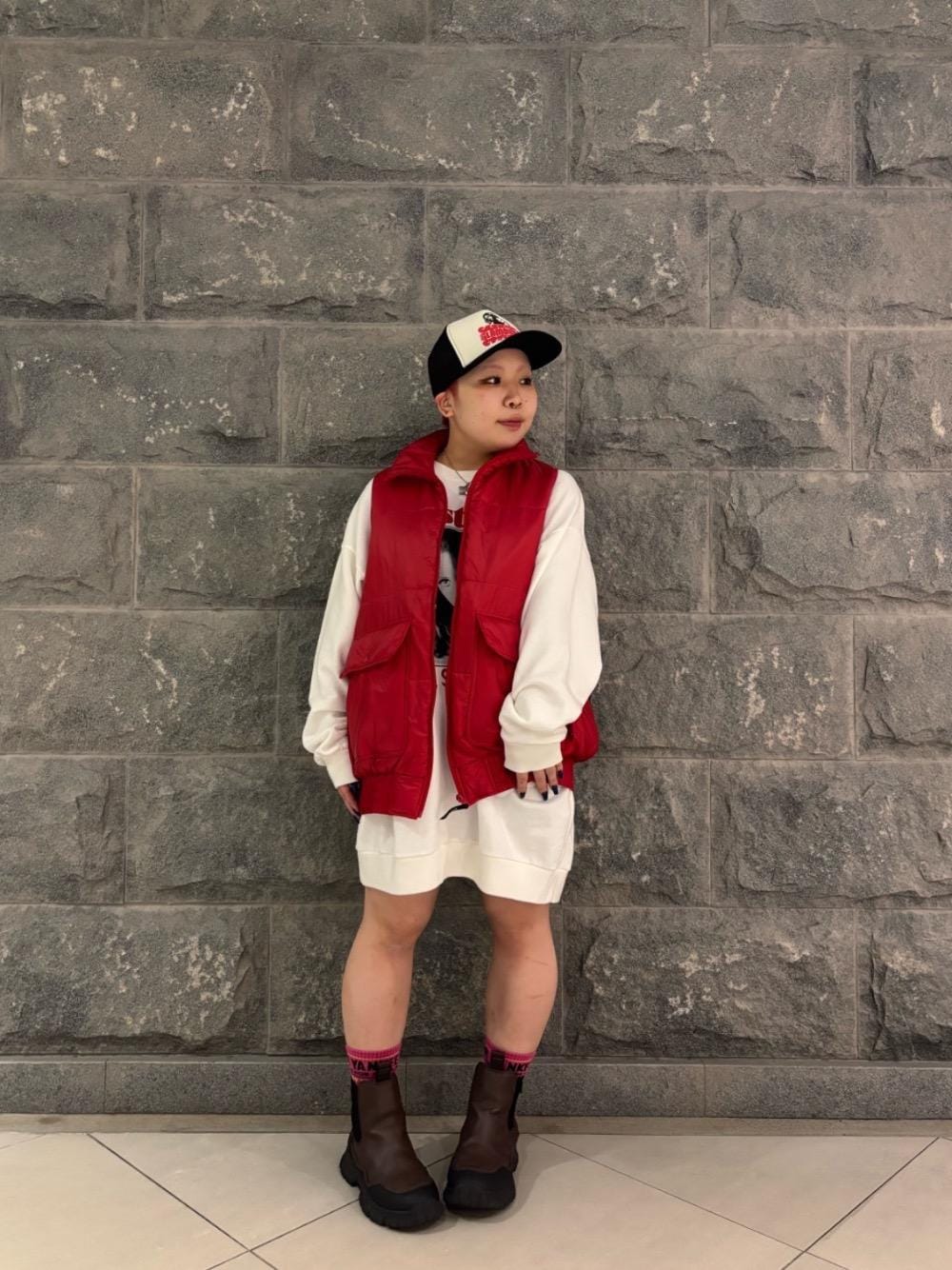 「スウェット、アウター、アメカジ、ストリート、ベスト、冬コーデ、ヒステリックグラマー、HYSTERIC GLAMOUR、ワンピ―ス」｜「HYSTERIC GLAMOURのVIXEN GIRL メッシュキャップ（キャップ、ブラック系）」を使った、ニチさん（レディース・152cm）の冬コーディネートの1枚目の写真