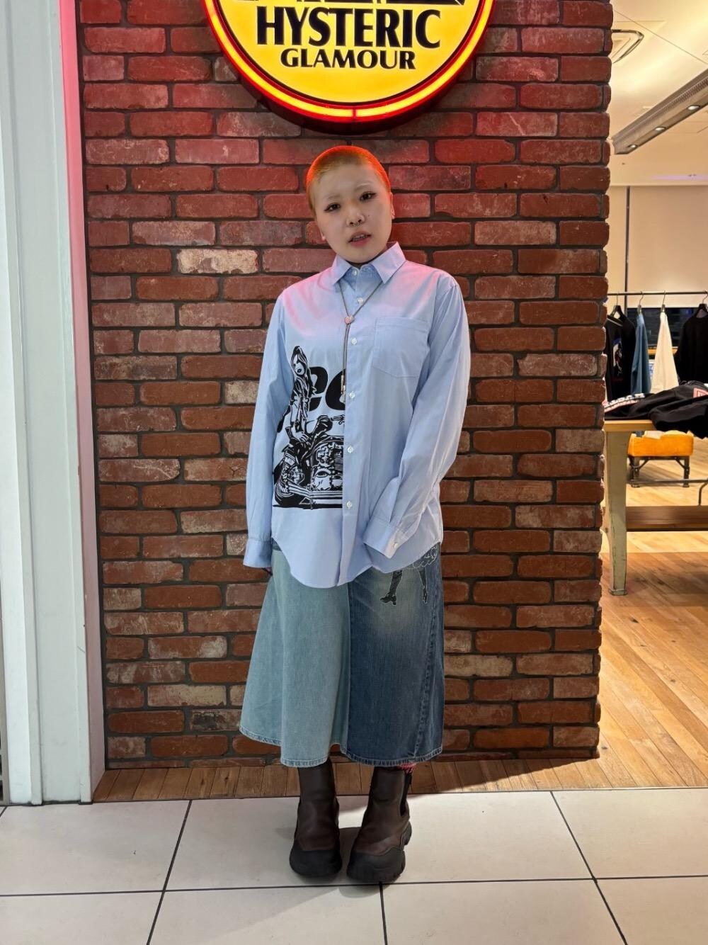 「デニム、アメカジ、ストリート、シンプルコーデ、ヒステリックグラマー、HYSTERIC GLAMOUR、シャツ 、スカート 」｜「HYSTERIC GLAMOURのVIXEN GIRL刺繍 スクラッチデニムスカート（デニムスカート、ブルー系）」を使った、ニチさん（レディース・152cm）の冬コーディネートの1枚目の写真