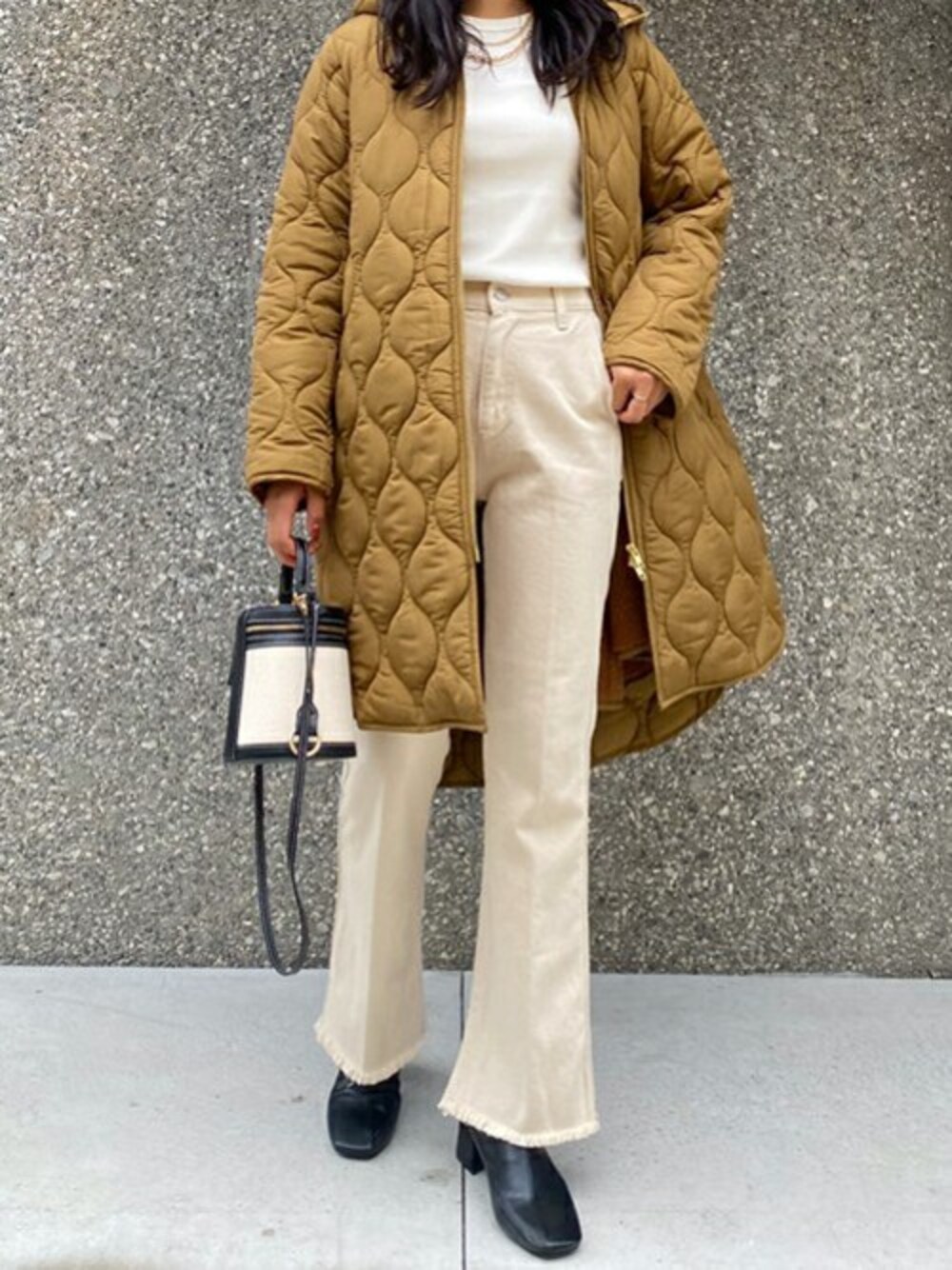 「キャメル、3way、撥水加工、美シルエット、エマテイラー、Emmataylor、styledoor、キルティングフードコート、スタイルドア、防汚加工」｜「Emma Taylorの【撥水・防汚加工】美シルエット3wayキルティングフードコート（その他アウター、イエロー系）」を使った、STYLEDOORさん（レディース・165cm）の夏コーディネートの1枚目の写真