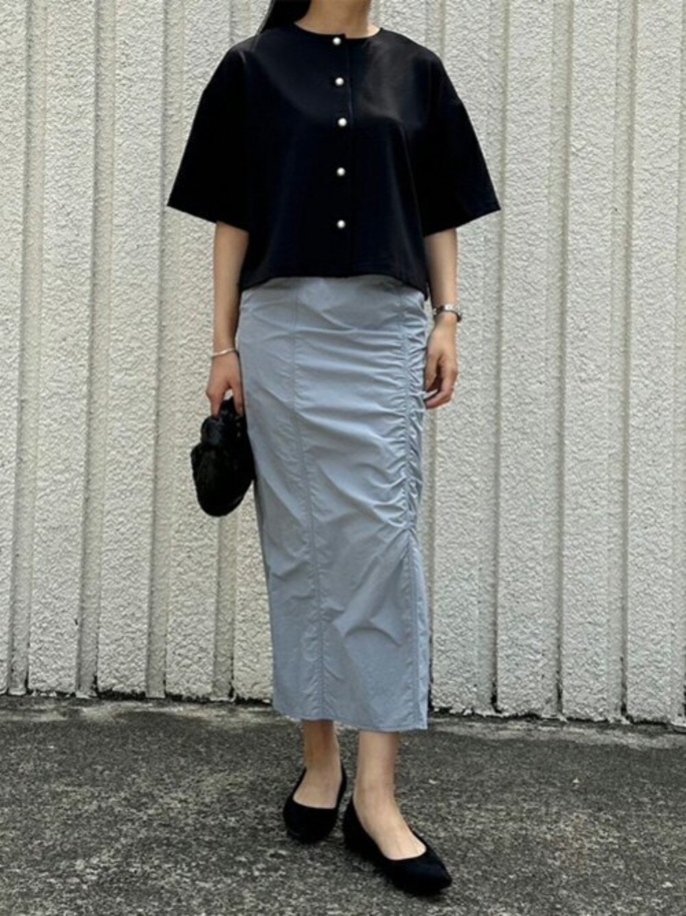 「ジャケット、ペンシルスカート、ギャザー、スリット、フレアスリーブ、パール釦、エマテイラー、Emmataylor、styledoor、撥水防汚加工」｜「Emma Taylorのパール釦スリットフレアスリーブジャケット（カーディガン/ボレロ、ブラック系）」を使った、STYLEDOORさん（レディース・165cm）の春コーディネートの1枚目の写真