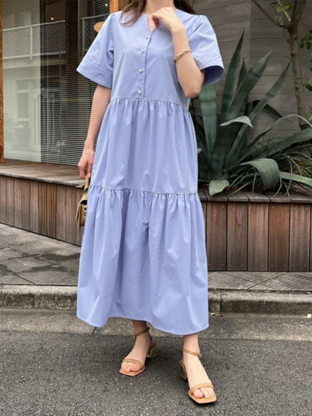 「ワンピース、きれいめコーディネート、きれいめカジュアル、ライトブルー、パール釦、ティアードワンピース、エマテイラー、Emmataylor、styledoor、スタイルドア」｜「Emma Taylorのパール釦ティアードワンピース（ワンピース、ブルー系）」を使った、STYLEDOORさん（レディース・158cm）の夏コーディネートの1枚目の写真