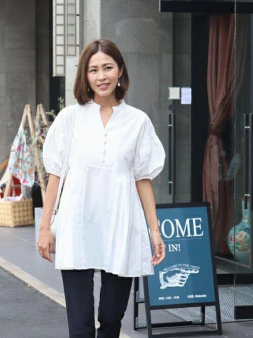 ♢新品♢ Emma Taylor パール釦キーネックプリーツ ブラウス シャツ Emma Taylor（エマテイラー）の「パール釦キーネックプリーツ