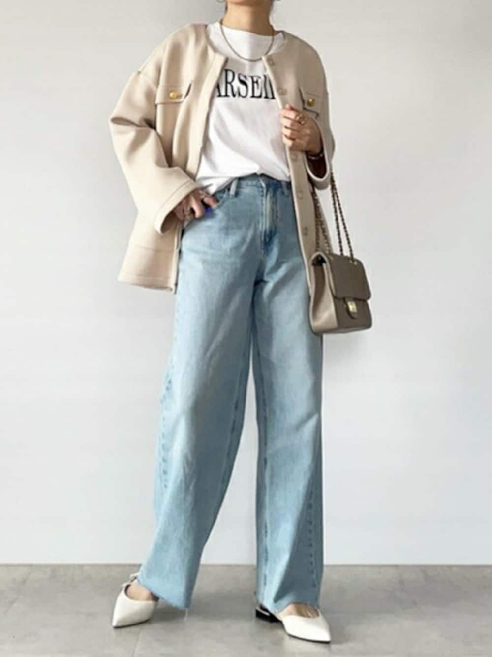 「きれいめコーディネート、ロゴプリント、ノーカラージャケット、ダンボール、ライトベージュ、エマテイラー、Emmataylor、styledoor、スタイルドア、ゴールド釦」｜「Emma Taylorのゴールド釦ダンボールノーカラージャケット（ノーカラージャケット、ベージュ系）」を使った、STYLEDOORさん（レディース・158cm）の春コーディネートの1枚目の写真